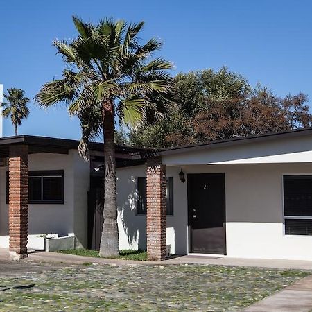 California Villas Y Hotel 恩塞纳达港 外观 照片